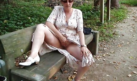 Latina blond ihren Arsch am Strand bewegen